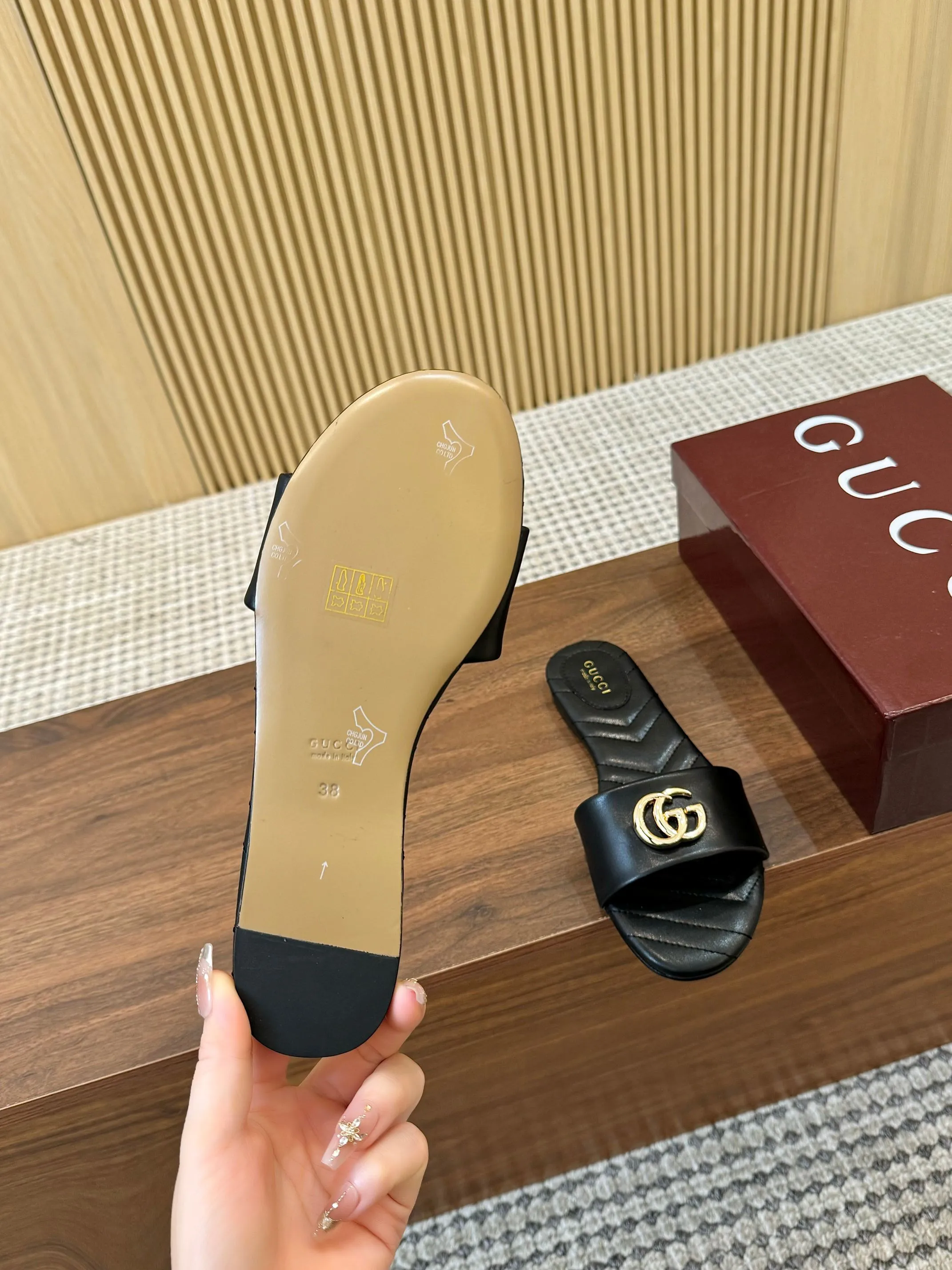 👟👟Ex-factory price 440👟👟 💯💯💯Gucci 2025 spring and summer latest popular slip-on sandals series... [Round toe] Latest double G buckle. Embroidery style Original quality 🍃Original European style, 💥perfect on the feet💃💃When worn with this shoe, it is elegant and crystal clear. No matter the materials of the accessories, they are all customized one by one. You must go to get the original version. The whole series is full of exciting and innovative elements. The texture of different materials, the texture of the materials, and the expression of the materials have a strong artistic atmosphere... ❶ Upper: imported cowhide ❷ Inner lining: customized imported sheepskin ❸ Foot pads: customized imported sheepskin ❹ Outsole: imported Italian genuine leather outsole ❺ Heel height: 1.5CM ❻ Packaging: Original full set of packaging ❼ Code number: 35-43 (41.42.43 customized is not returnable)